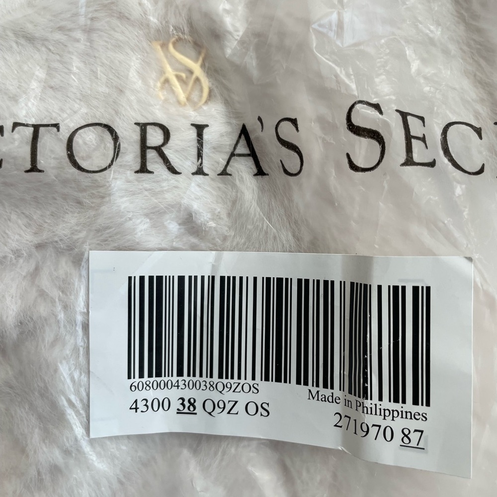 NWT Victoria's Secret Ivory Cream Luxe Fuzzy Soft Faux Fur Tote Travel Bag 2025 - Picture 8 of 9